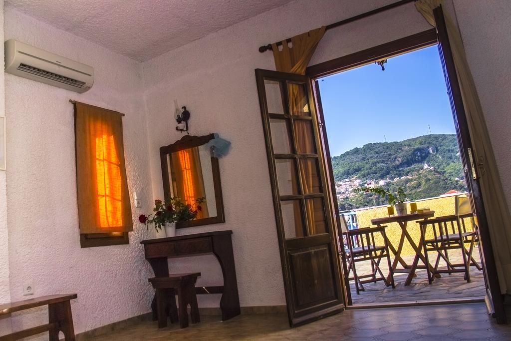 Hesperia Hotel Karlovassi Esterno foto