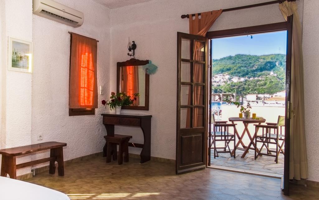 Hesperia Hotel Karlovassi Esterno foto